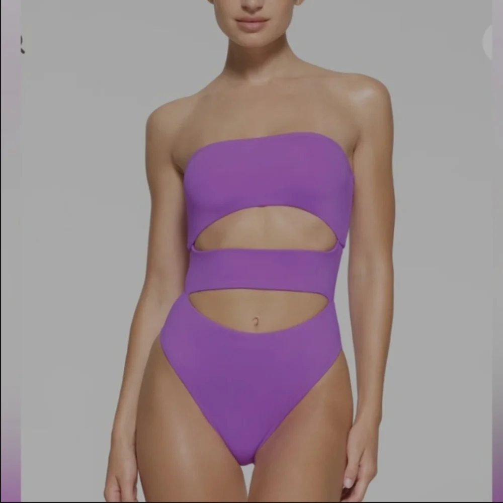 SKIMS Swim Strapless Cut Out Monokini Swimsuit Size:3X Violet